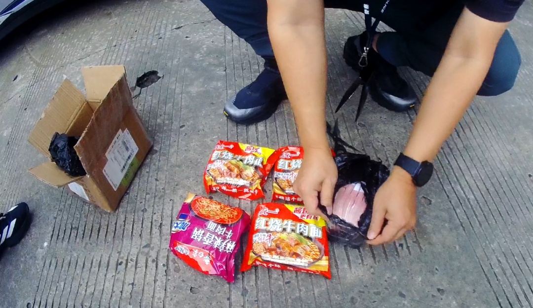 电饭锅底竟藏1.5万电诈赃款!聊城警方高速截停“货拉拉大单” 电饭锅底竟藏1.5万电诈赃款!聊城警方高速截停“货拉拉大单”