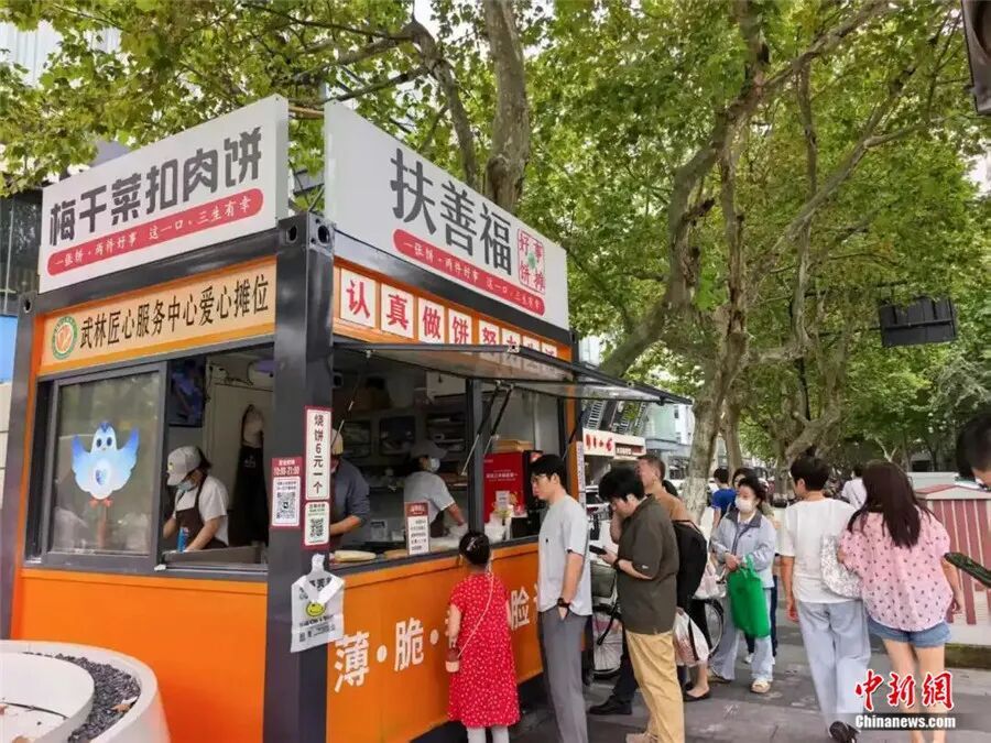 杭州这家烧饼摊火了!排队十余米,顾客自发宣传,外地游客前来打卡 杭州这家烧饼摊火了!排队十余米,顾客自发宣传,外地游客前来打卡
