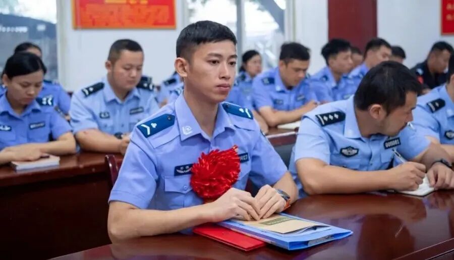 辅警潘夏晨,二等奖励! 辅警潘夏晨,二等奖励!
