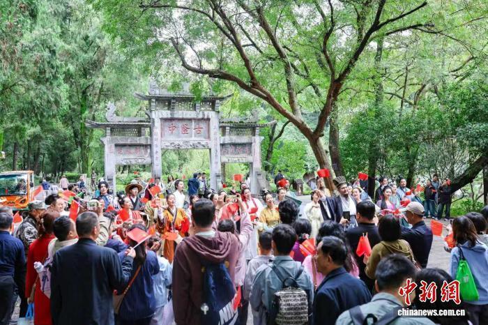 国庆假期首日湖北A级景区揽客逾158万人次 国庆假期首日湖北A级景区揽客逾158万人次