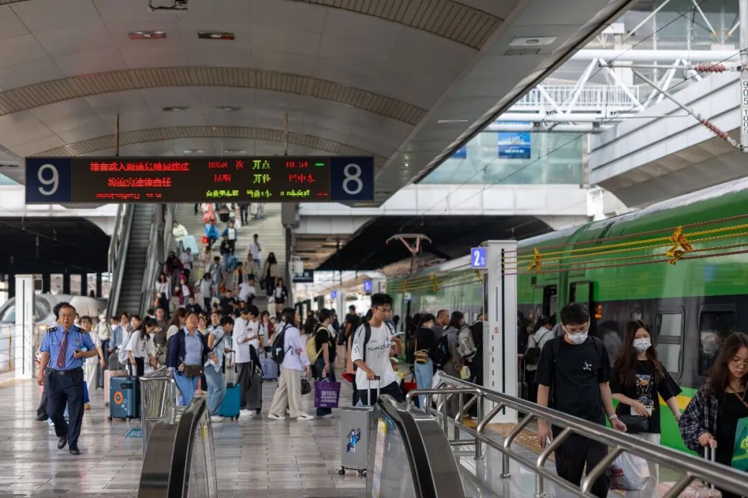 国庆假期首日云南铁路发送旅客突破61万人次 创同期历史新高 国庆假期首日云南铁路发送旅客突破61万人次 创同期历史新高