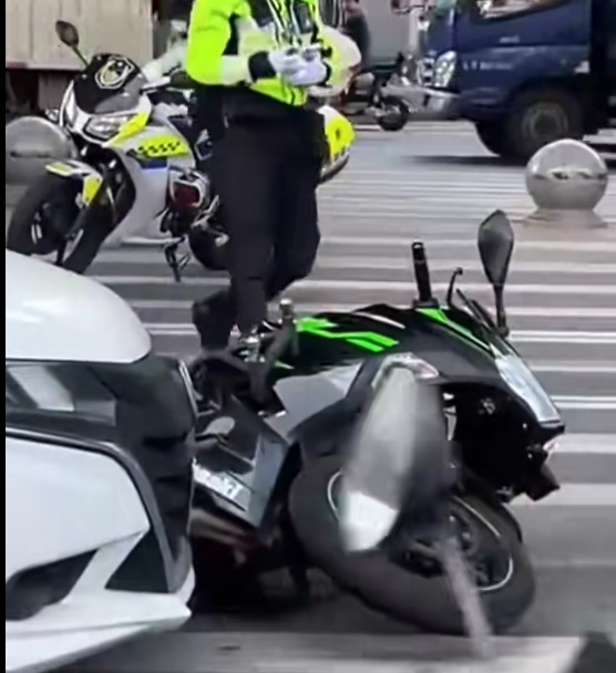 广州一女骑手斑马线被交警拦停,想要强行逃离不料下一秒被直行车撞倒 广州一女骑手斑马线被交警拦停,想要强行逃离不料下一秒被直行车撞倒