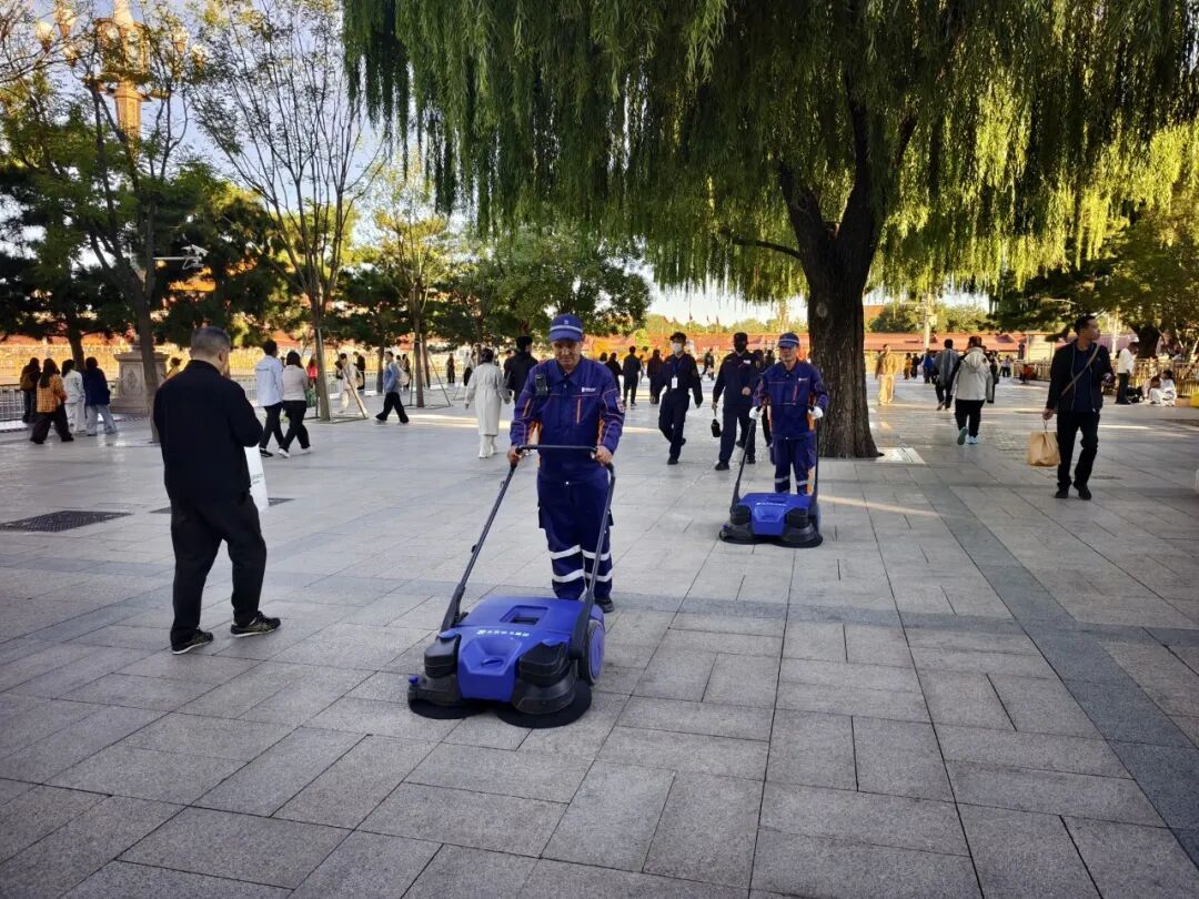 10.1万人看完升旗,天安门广场迅速洁净如初 10.1万人看完升旗,天安门广场迅速洁净如初