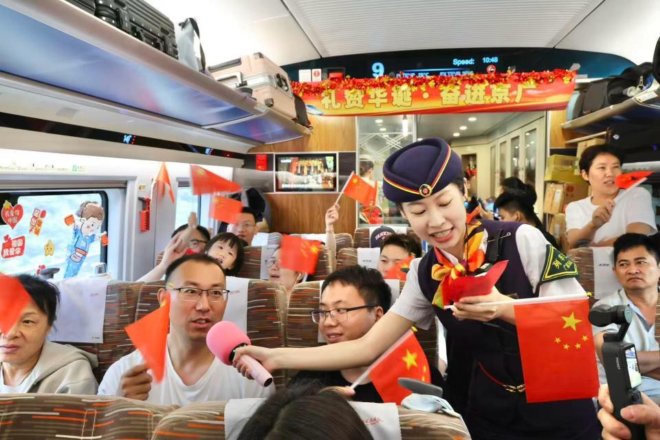 国庆假期首日,国铁广州局预计发送旅客383.7万人次,创历史新高 国庆假期首日,国铁广州局预计发送旅客383.7万人次,创历史新高