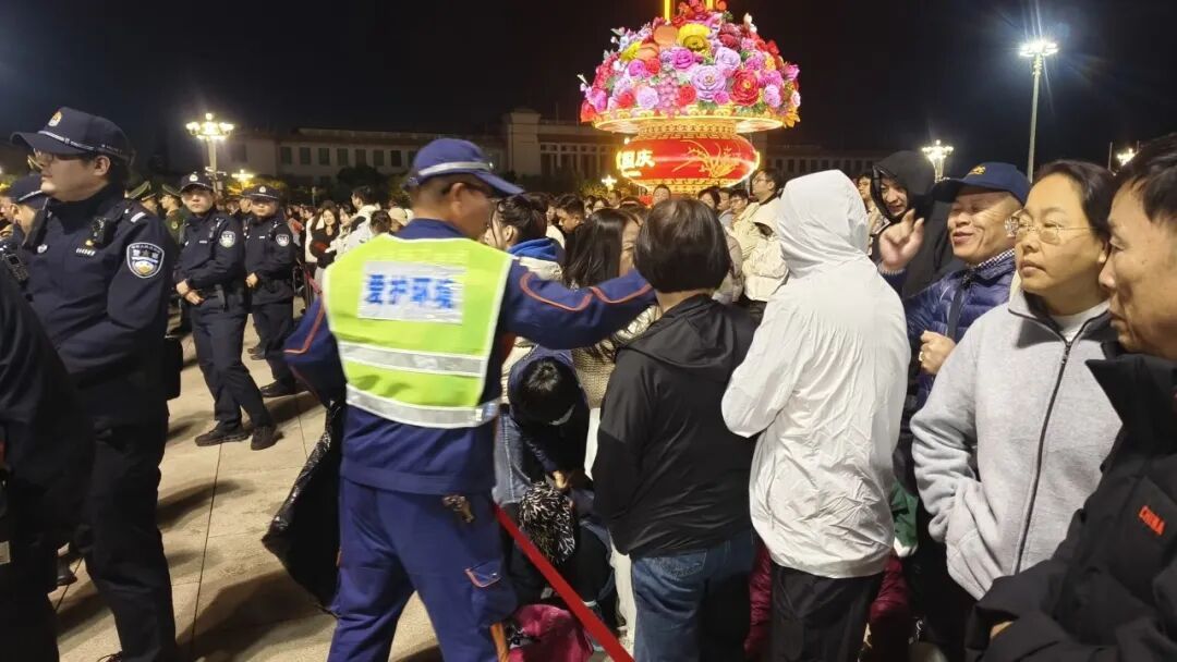 10.1万人看完升旗,天安门广场迅速洁净如初 10.1万人看完升旗,天安门广场迅速洁净如初