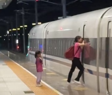 一旅客阻挡列车车门关闭,广州南车站发布通报 一旅客阻挡列车车门关闭,广州南车站发布通报