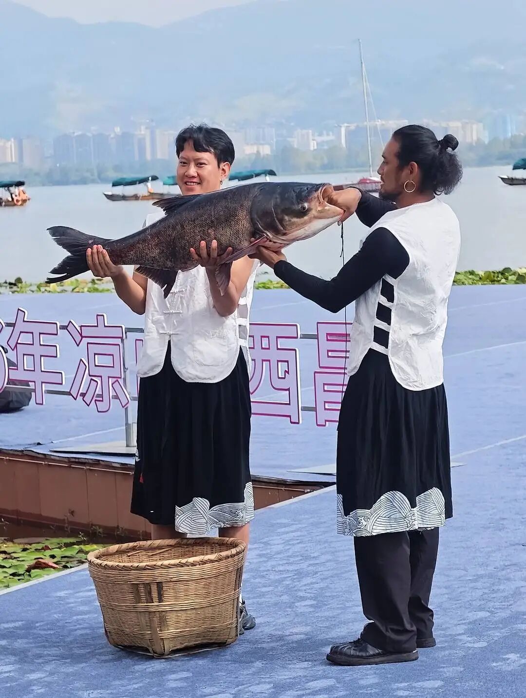 西昌邛海开海了!“鱼王”重68斤,拍出9.8万元 西昌邛海开海了!“鱼王”重68斤,拍出9.8万元