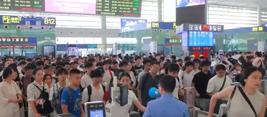 假日服务台·出行 | 假期第三天旅游出行热度居高不下 客流持续高位运行