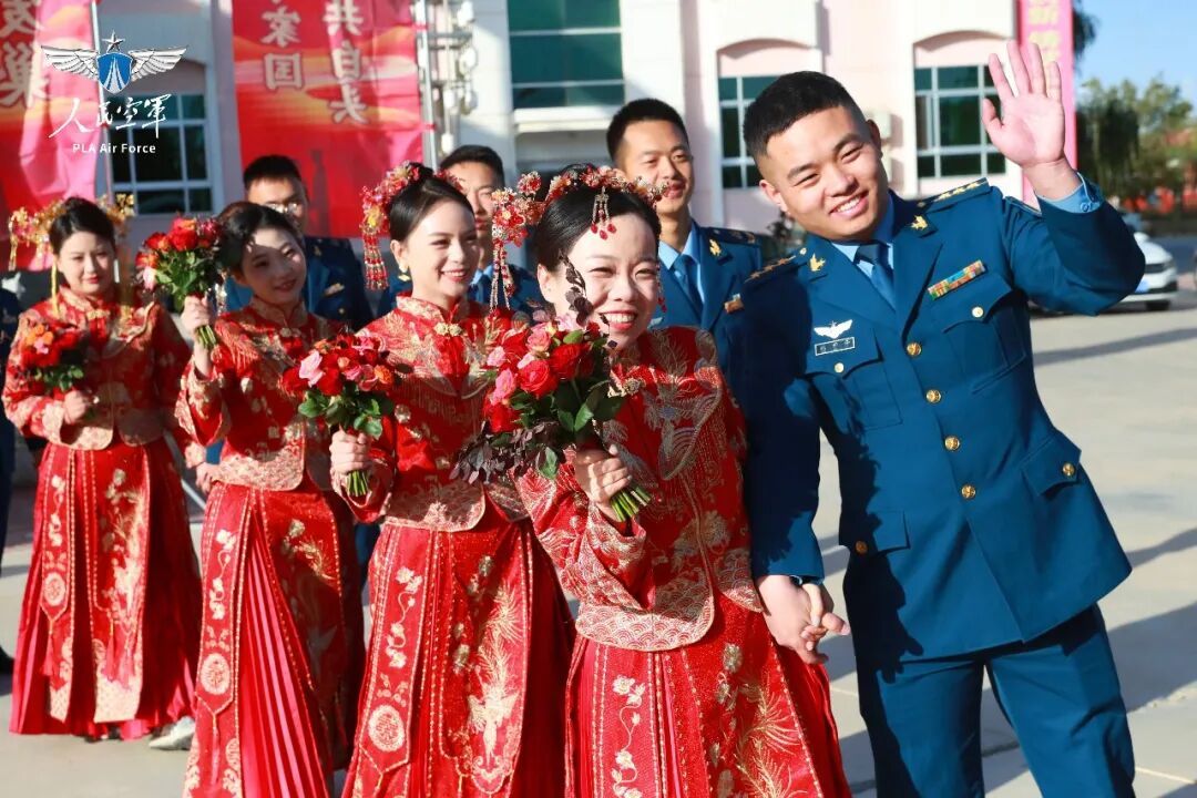 恭喜!这场戈壁滩上的集体婚礼太好磕了 恭喜!这场戈壁滩上的集体婚礼太好磕了
