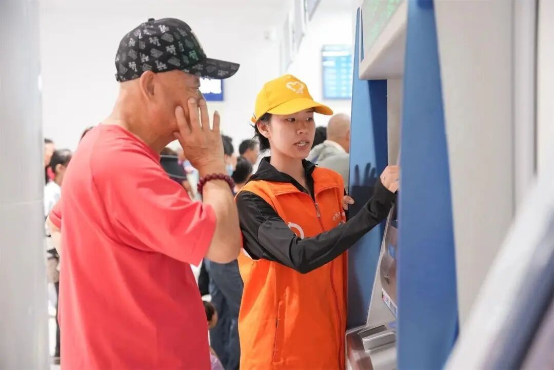 年满60周岁及以上老年旅客购买“敬”字车次火车票将享受“折上折”优惠，相关优惠车票明起陆续发售