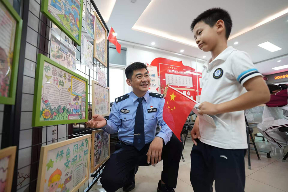 过节不打烊 北京警方全力守护社区平安