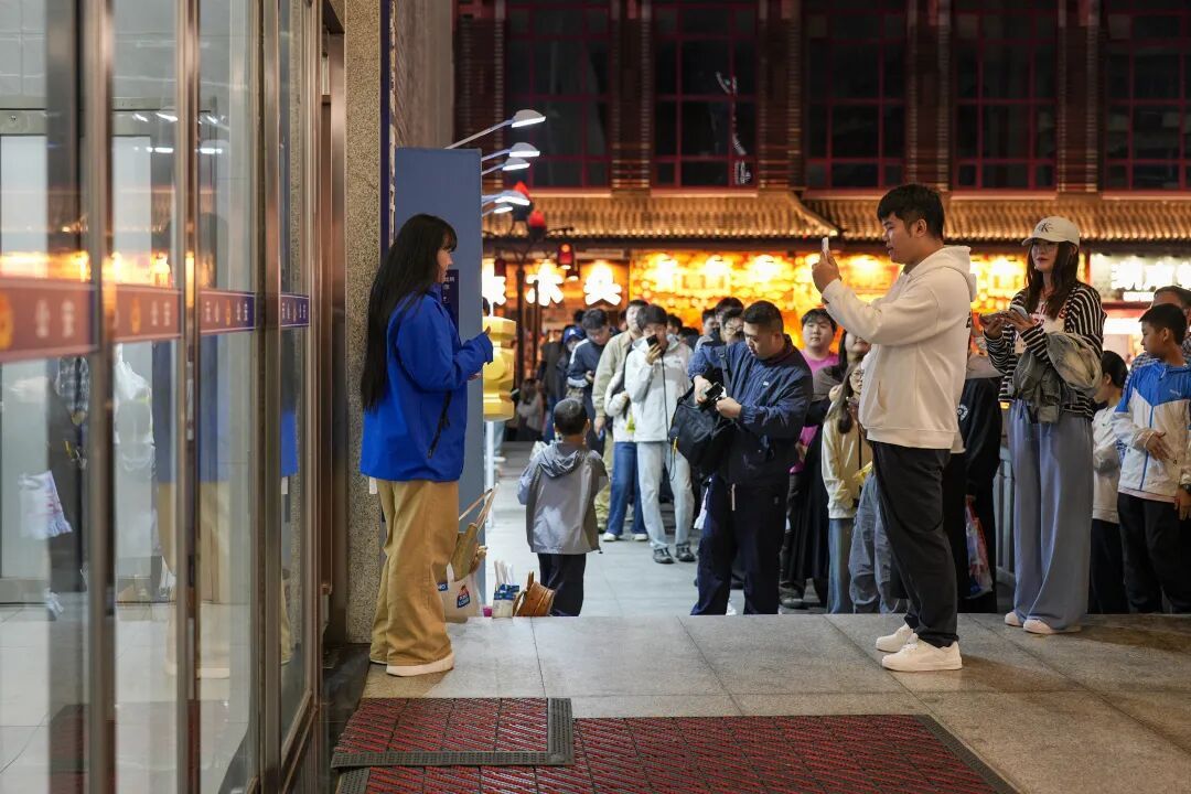 这个国庆假期，长沙坡子街派出所门前依旧火爆，打卡热度不减