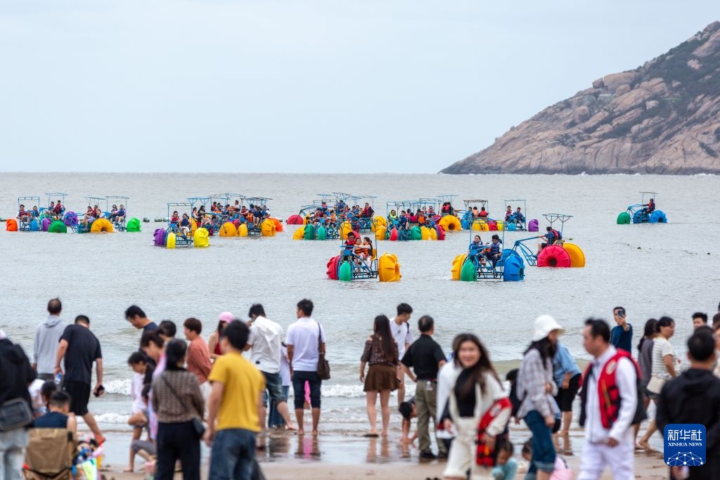 浙江舟山：碧海金沙引客来