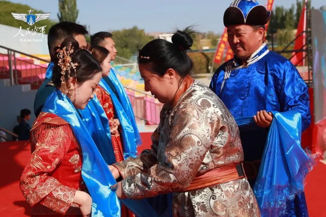 恭喜!这场戈壁滩上的集体婚礼太好磕了 恭喜!这场戈壁滩上的集体婚礼太好磕了