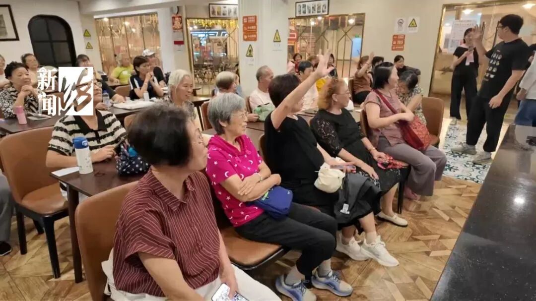 火了！上海这里被挤爆！阿姨爷叔争先恐后，就怕进不去…
