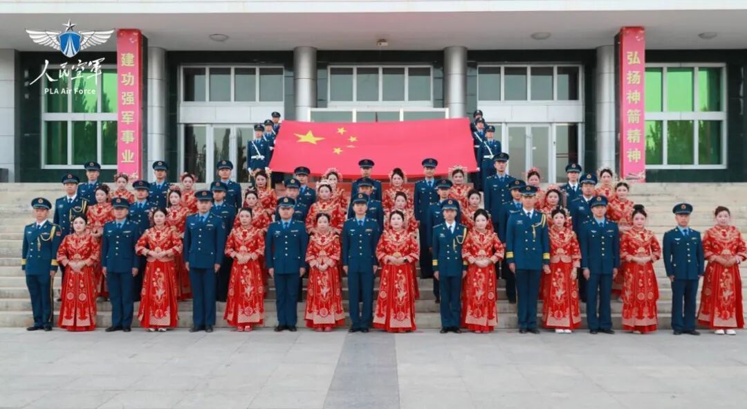 恭喜!这场戈壁滩上的集体婚礼太好磕了 恭喜!这场戈壁滩上的集体婚礼太好磕了