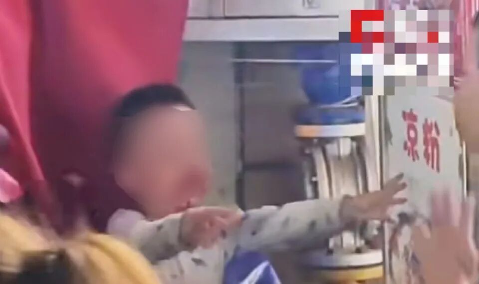 3岁男童10楼坠落被雨棚接住，向旁人求抱抱，目击者：大家都不敢抱，怕有内伤