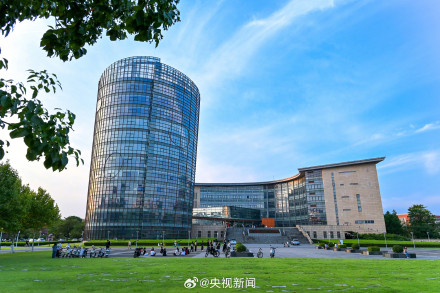 大学图书馆珍藏33万余册古籍