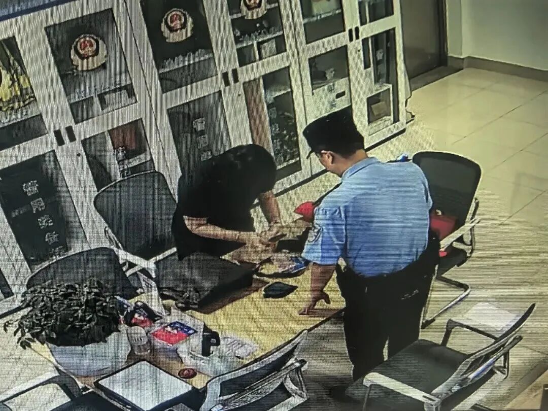 “包不见了，恐怕要损失几十万元生意！”这时一通电话打了过来……