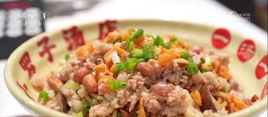 特色美食"一口鲜"擦亮地方名片 市井“烟火气”成为文旅消费增长新亮点