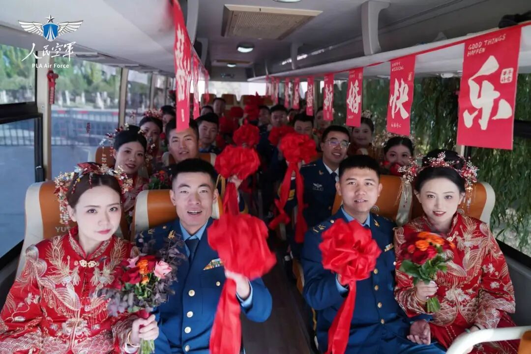 恭喜!这场戈壁滩上的集体婚礼太好磕了 恭喜!这场戈壁滩上的集体婚礼太好磕了