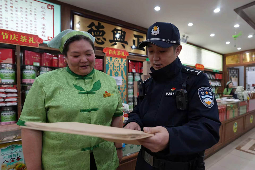过节不打烊 北京警方全力守护社区平安
