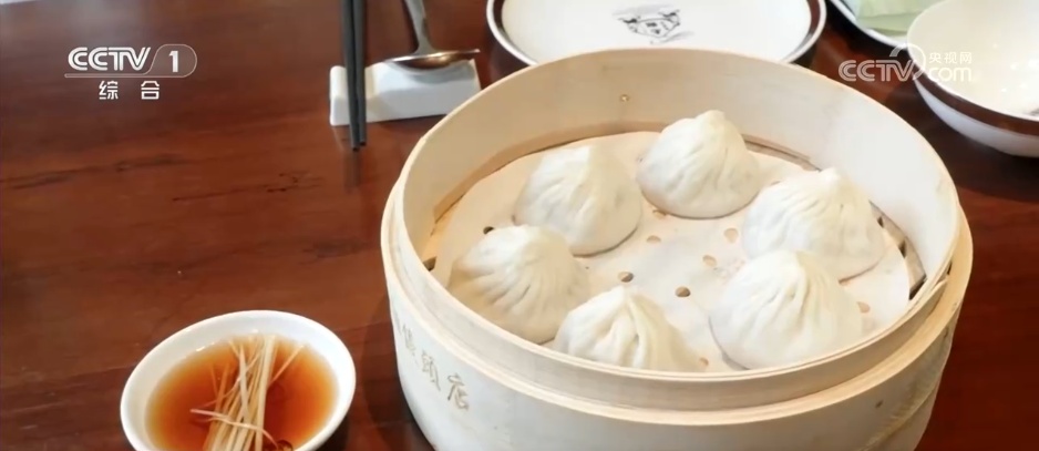 特色美食"一口鲜"擦亮地方名片 市井“烟火气”成为文旅消费增长新亮点