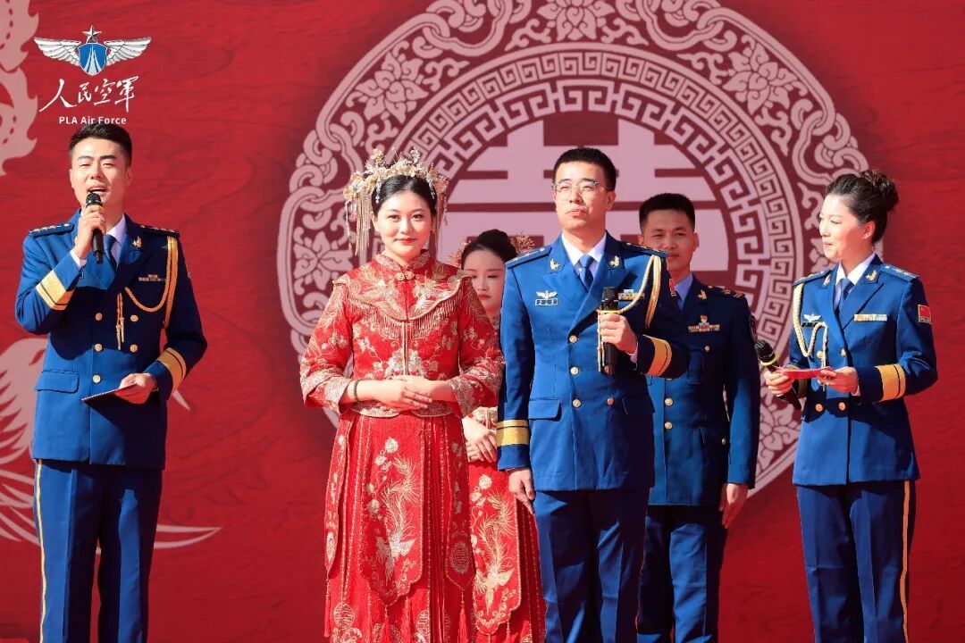 恭喜!这场戈壁滩上的集体婚礼太好磕了 恭喜!这场戈壁滩上的集体婚礼太好磕了