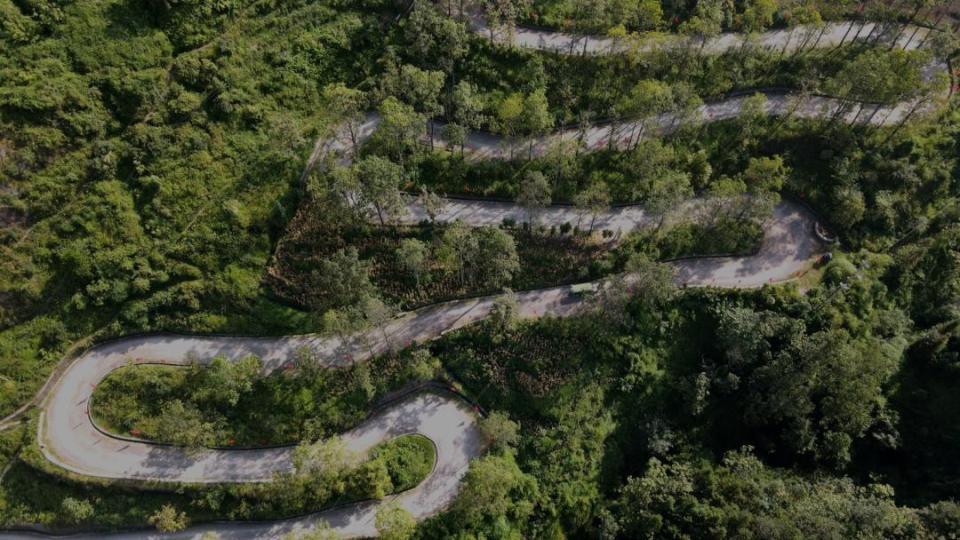 官方通报“贵州二十四道拐抗战公路被质疑圈起来收费”：门票收费主要为展馆体验和二十四道拐观景台观光体验，观光车自愿选购，均已公示