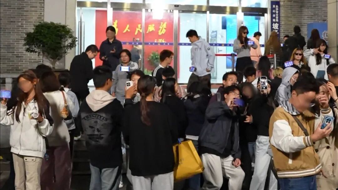 这个国庆假期，长沙坡子街派出所门前依旧火爆，打卡热度不减
