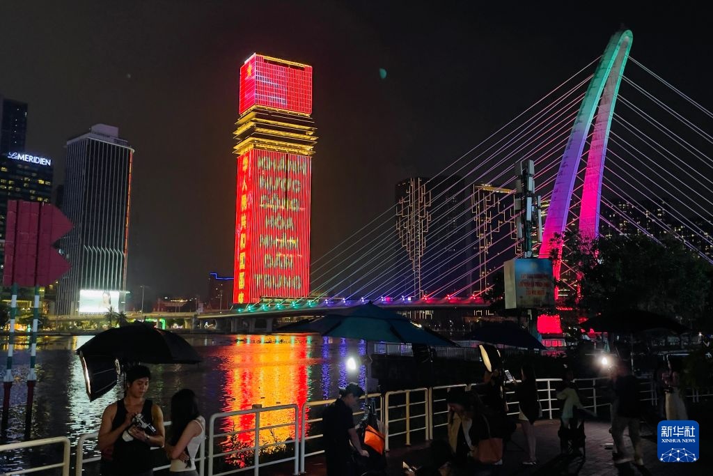 越南胡志明市地标建筑点亮“中国红”