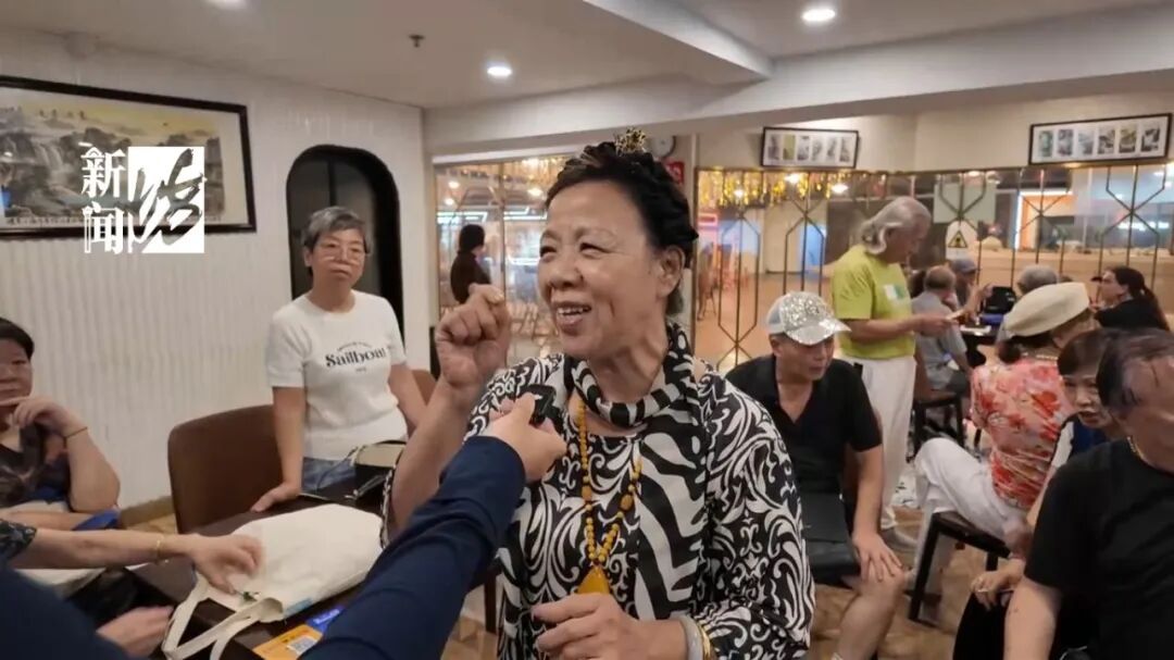 火了！上海这里被挤爆！阿姨爷叔争先恐后，就怕进不去…