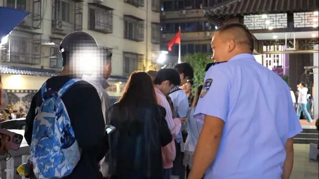 这个国庆假期，长沙坡子街派出所门前依旧火爆，打卡热度不减