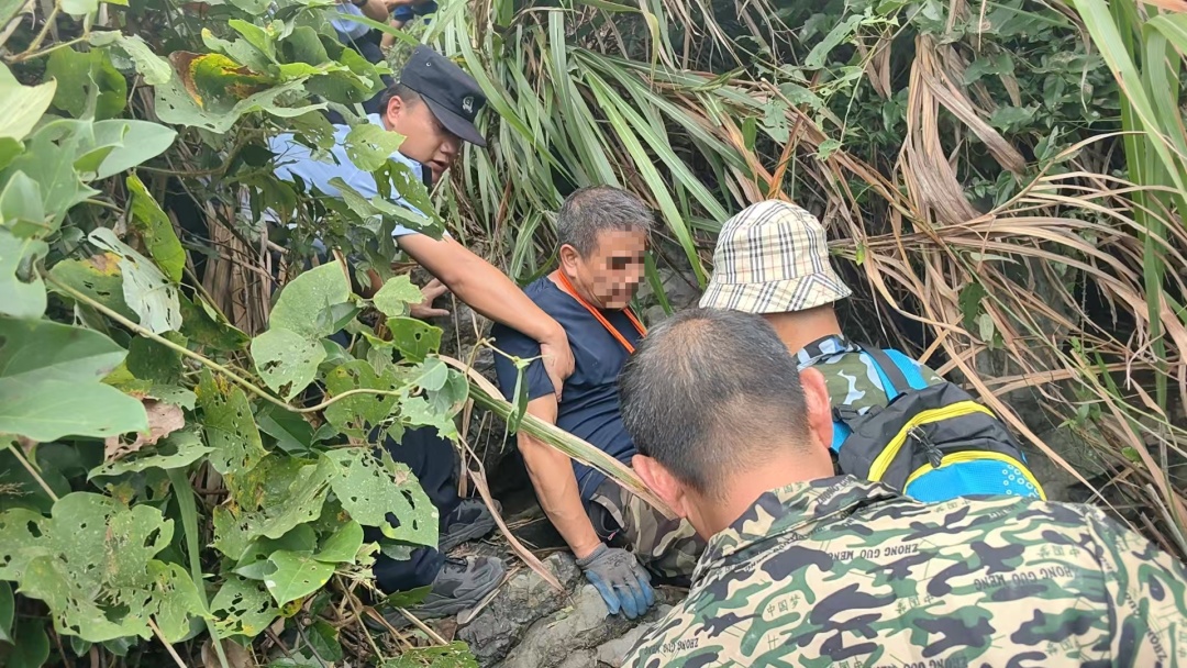 男子进山采药不慎骨折被困,多方联动紧急救援助其脱险 男子进山采药不慎骨折被困,多方联动紧急救援助其脱险