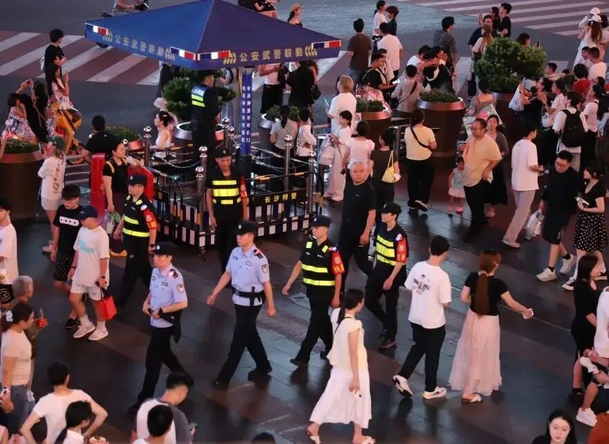 这个国庆假期，长沙坡子街派出所门前依旧火爆，打卡热度不减