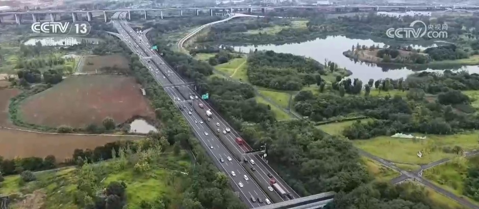 假日服务台·出行 | 假期第三天旅游出行热度居高不下 客流持续高位运行