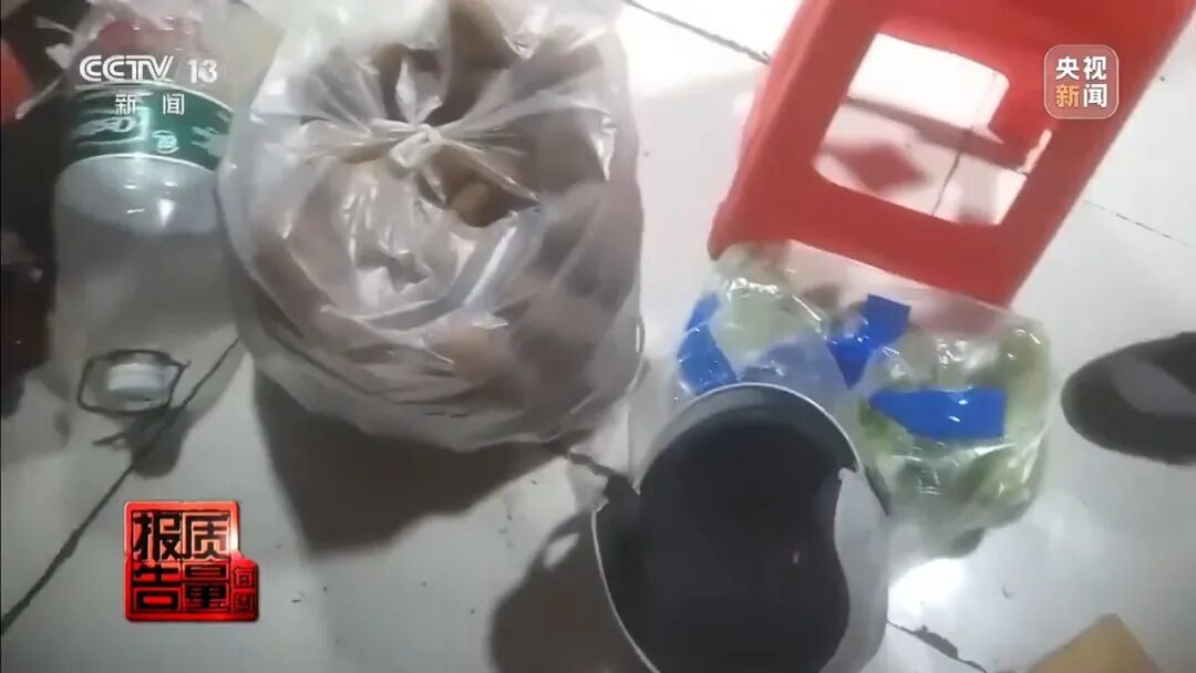 触目惊心!“商家榜”第1名的麻辣香锅外卖,后厨油污堆积、黑老鼠乱窜! 触目惊心!“商家榜”第1名的麻辣香锅外卖,后厨油污堆积、黑老鼠乱窜!