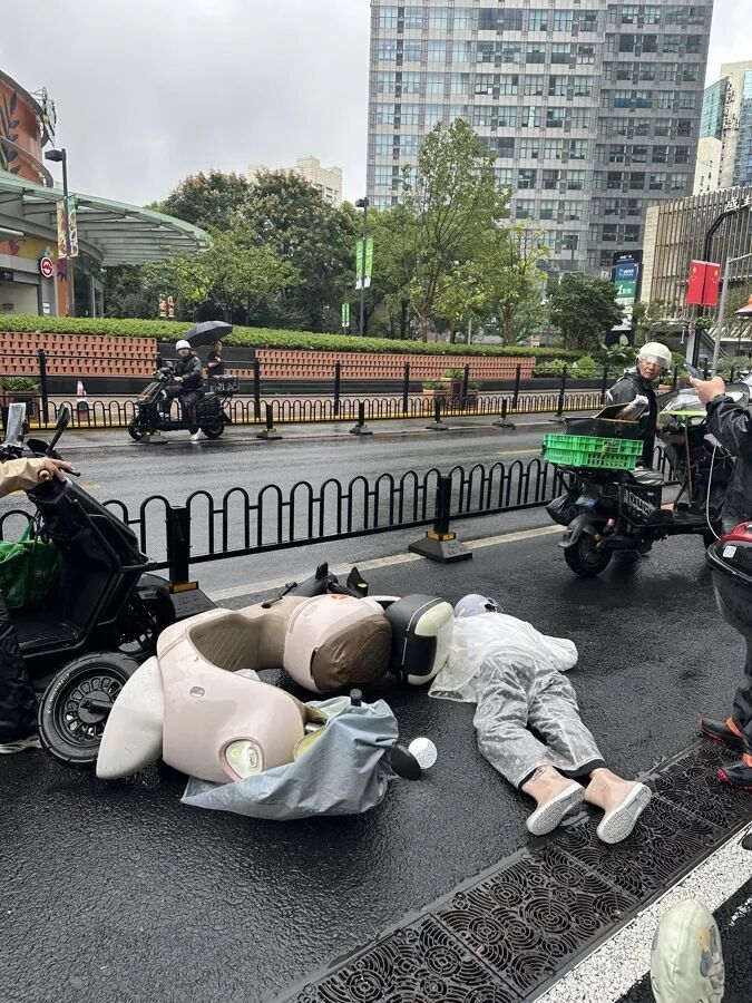 雨中突发意外！上海一女子骑车滑倒，外卖小哥纷纷上前相助