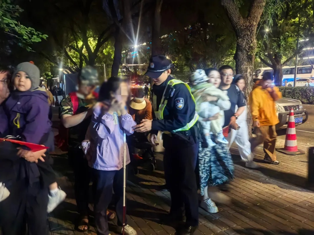 大风吹乱了方向!“别急,我带你们去!” 大风吹乱了方向!“别急,我带你们去!”