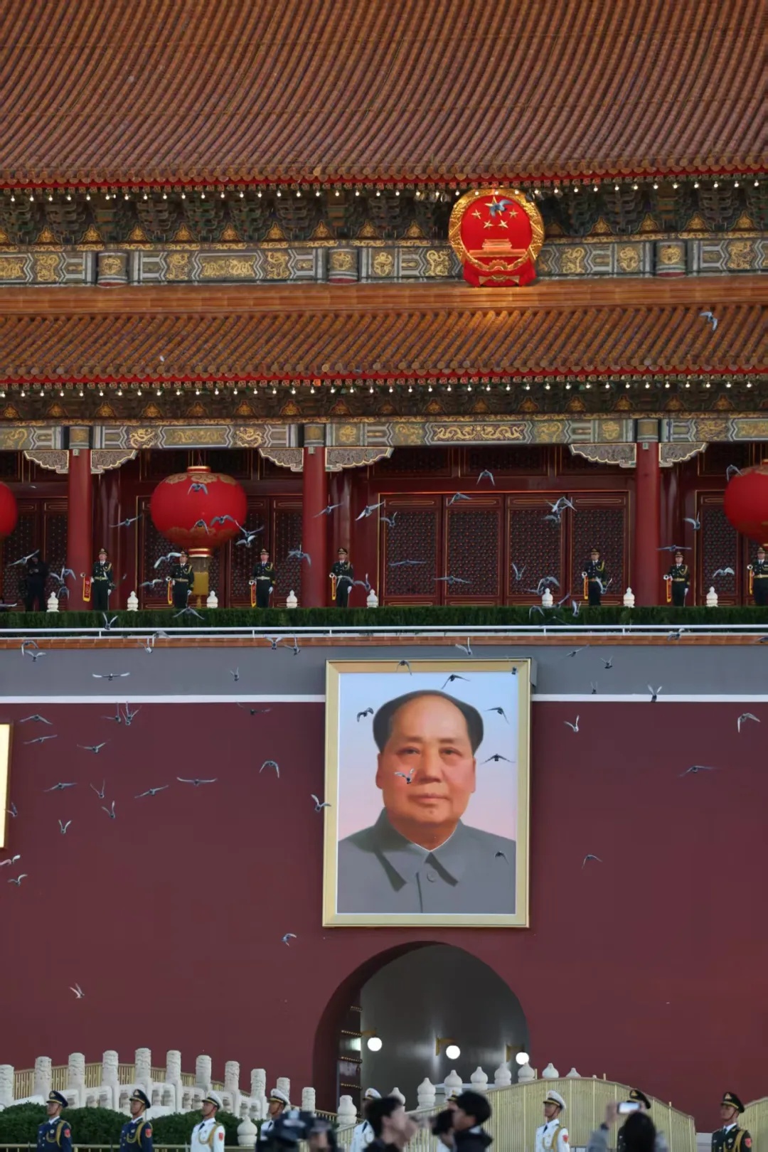 每逢重要节日,天安门城楼为啥总会悬挂8盏大红灯笼? 每逢重要节日,天安门城楼为啥总会悬挂8盏大红灯笼?