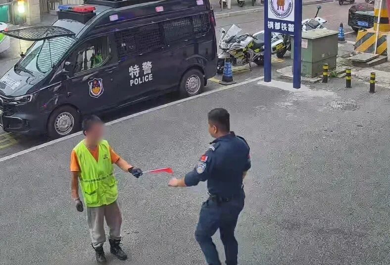 一面小国旗，一份大敬畏! 国庆街头这一幕，令人动容......