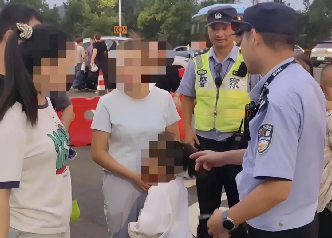 象山景区接连“捡”到走失娃,交警提醒:牵牢孩子的小手 象山景区接连“捡”到走失娃,交警提醒:牵牢孩子的小手