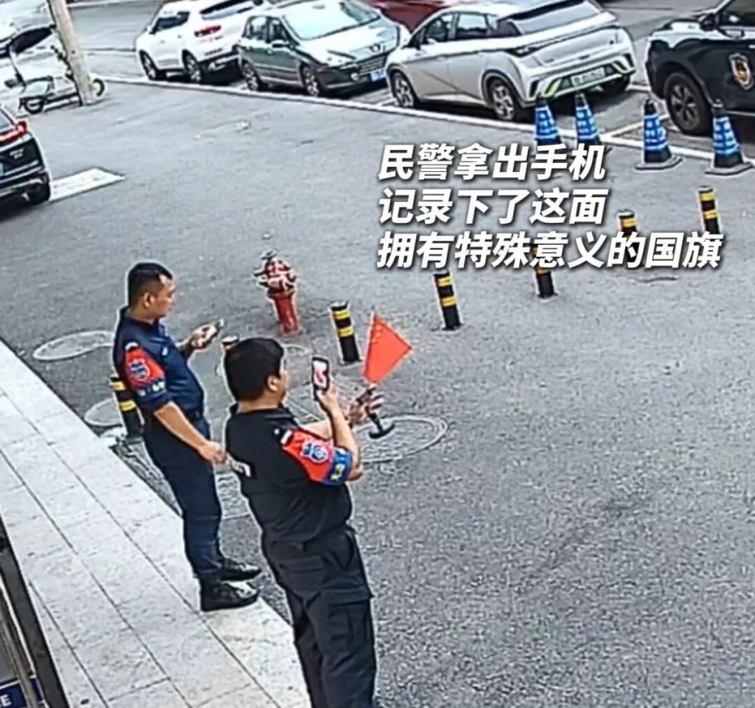 一面小国旗，一份大敬畏! 国庆街头这一幕，令人动容......