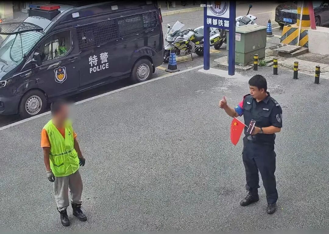 一面小国旗，一份大敬畏! 国庆街头这一幕，令人动容......