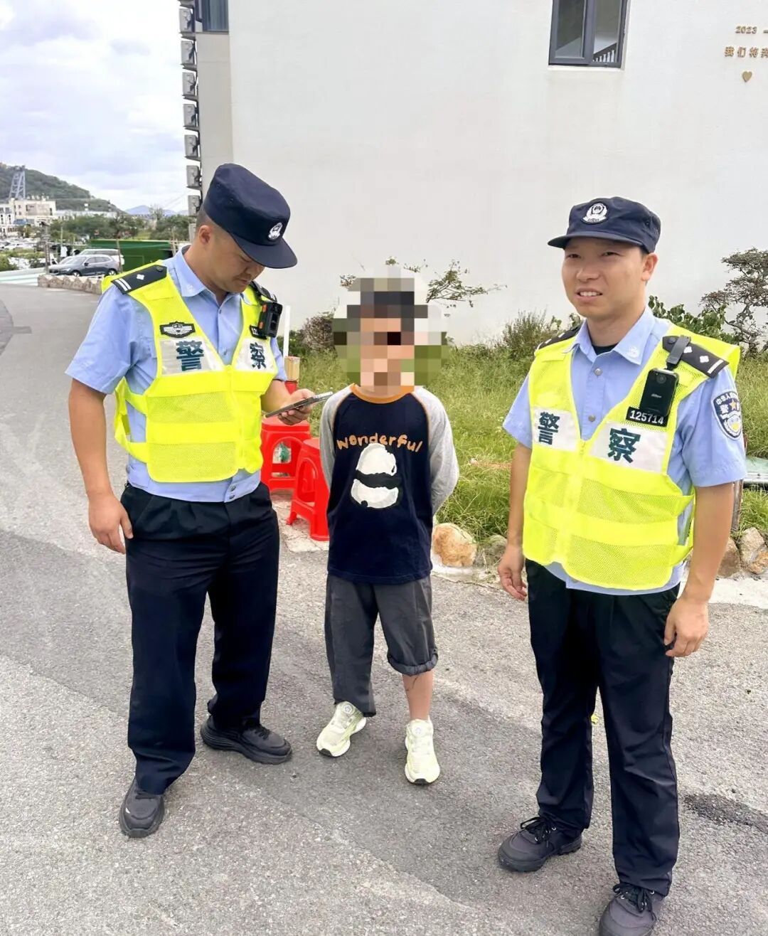 象山景区接连“捡”到走失娃,交警提醒:牵牢孩子的小手 象山景区接连“捡”到走失娃,交警提醒:牵牢孩子的小手