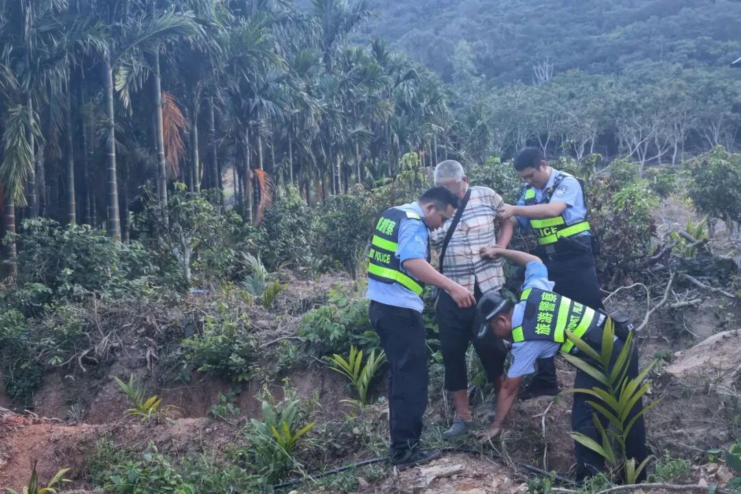 七旬老人误入山中被困,三亚旅游警察紧急救援 七旬老人误入山中被困,三亚旅游警察紧急救援