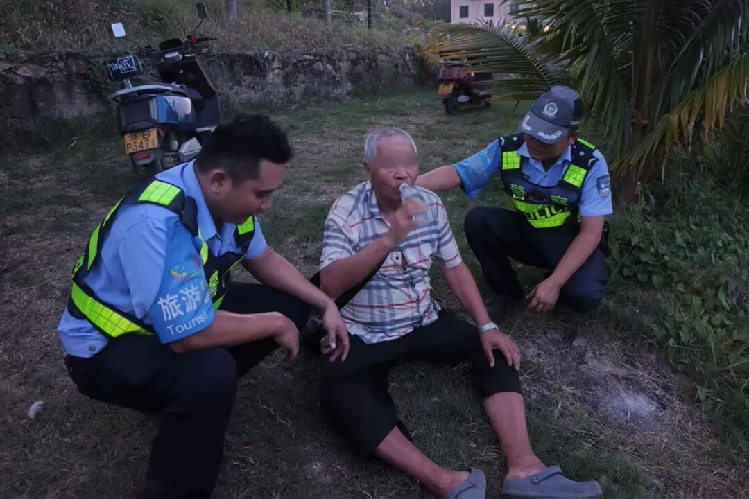 七旬老人误入山中被困,三亚旅游警察紧急救援 七旬老人误入山中被困,三亚旅游警察紧急救援