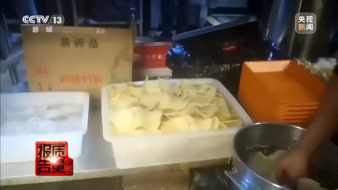 触目惊心!“商家榜”第1名的麻辣香锅外卖,后厨油污堆积、黑老鼠乱窜! 触目惊心!“商家榜”第1名的麻辣香锅外卖,后厨油污堆积、黑老鼠乱窜!