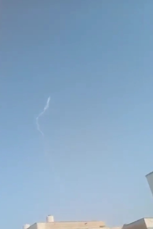 伊朗防空系统在一岛启动，至少“有一架飞行器在该岛上空被击中”