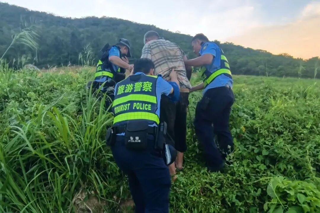 七旬老人误入山中被困,三亚旅游警察紧急救援 七旬老人误入山中被困,三亚旅游警察紧急救援